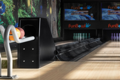 Mini-Bowlingbahn mit zwei Kugeln und FunBowl-Bildschirmen in einem Ferienhaus in Schaijk, Niederlande.