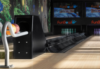Pista de minibowling con dos bolas y pantallas FunBowl en una casa vacacional en Schaijk, Países Bajos.