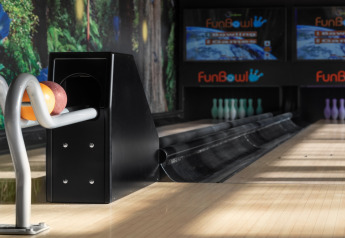 Mini piste de bowling avec deux boules et écrans FunBowl dans une maison de vacances à Schaijk, Pays-Bas.