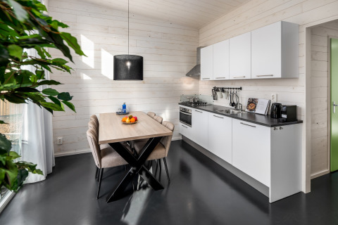 Modernes, kompaktes Küchen- und Esszimmer in einem Tiny House im Holiday Park „Schaijk 2“ in den Niederlanden.