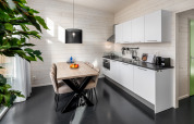 Cuisine et salle à manger compactes et modernes d’un tiny house au Holiday Park « Schaijk 2 » aux Pays-Bas.
