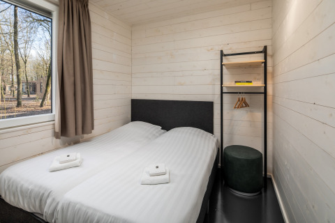Schlafzimmer im Tiny House Holiday Park «Schaijk 2» in den Niederlanden mit zwei Einzelbetten.