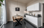 Petite cuisine moderne avec coin repas au Holiday Park «Schaijk 1» aux Pays-Bas, intérieur épuré scandinave.