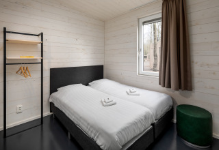 Modernes Schlafzimmer im Holiday Park «Schaijk 1» in den Niederlanden mit zwei Einzelbetten und Fenster.