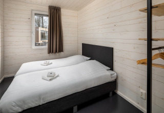 Schlafzimmer im Tiny House Holiday Park «Schaijk 1» in den Niederlanden mit zwei Einzelbetten.