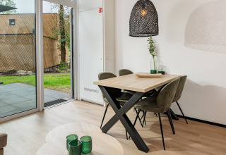 Comedor moderno en una tiny house en Holiday Park Schaijk 6 en los Países Bajos con vista al jardín.