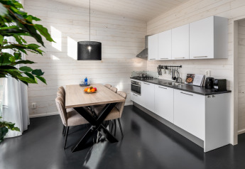 Cuisine et salle à manger modernes d'une tiny house au Holiday Park Schaijk 4, Pays-Bas, lumineuses.