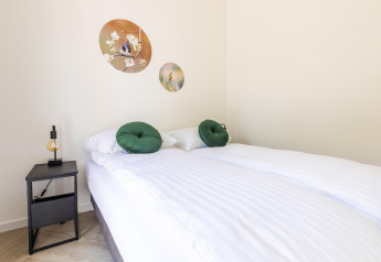Camera luminosa presso Holiday Park «Molenvelden 8» nei Paesi Bassi con letto matrimoniale e decorazioni.