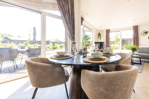 Zona pranzo luminosa nello chalet Holiday Park «Molenvelden 7» nei Paesi Bassi con arredamento moderno.