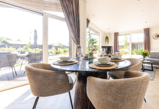 Lyst spisestueområde i chalet Holiday Park «Molenvelden 7» i Holland med moderne indretning.