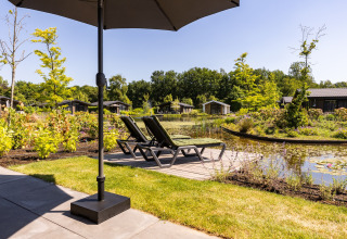 Vista rilassante su lettini prendisole presso Holiday Park Molenvelden 7, Paesi Bassi, giornata di sole