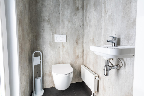 Modernes WC und Waschbecken im Chalet Holiday Park «Molenvelden 7» in den Niederlanden, schlicht gestaltet.