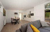 Modern lodge-interieur in Forest Park 't Wolfsven 9 in Nederland met keuken, eethoek en zicht op bos