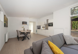 Modernes Lodge-Interieur im Forest Park 't Wolfsven 9 in den Niederlanden mit Küche und Waldblick