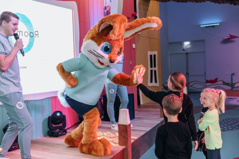 Ein Maskottchen gibt Kindern ein High-Five während einer Veranstaltung im Forest Park 't Wolfsven 9 in den Niederlanden.