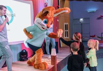Una mascota da un high-five a niños durante un evento en Forest Park 't Wolfsven 9 en los Países Bajos.