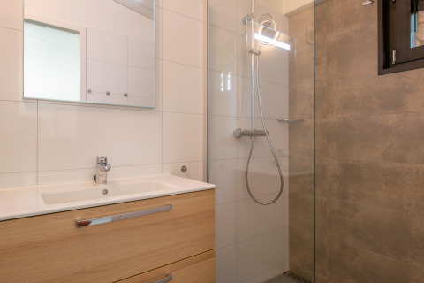 Salle de bain moderne à Forest Park 't Wolfsven 16, Pays-Bas, avec meuble bois, miroir et douche.