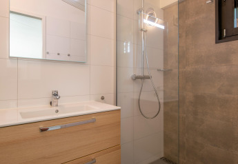 Modernes Badezimmer in Forest Park ’t Wolfsven 16, Niederlande, mit Holzwaschtisch und Dusche.