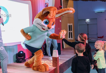 Una mascota de conejo gigante da cinco a niños en Forest Park 't Wolfsven 15 en Países Bajos durante un evento.