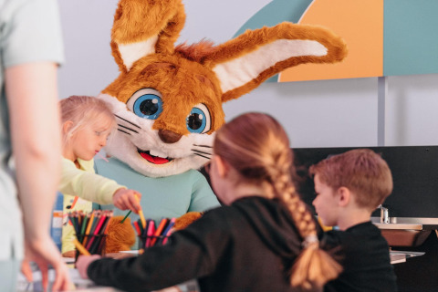Des enfants font des activités manuelles avec une mascotte lapin au Forest Park 't Wolfsven 15, Pays-Bas.