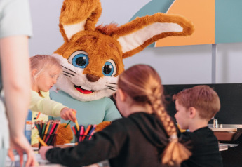 Niños haciendo manualidades con una gran mascota de conejo en Forest Park 't Wolfsven 15, Países Bajos.