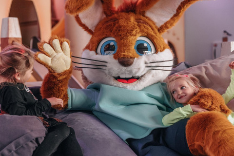 Des enfants jouent et enlacent une mascotte déguisée en lapin à Forest Park 't Wolfsven 15 aux Pays-Bas.