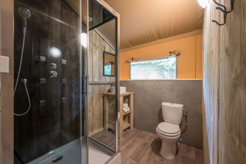 Baño dentro de tienda safari en Forest Park 't Wolfsven 13, Países Bajos, con ducha e inodoro.