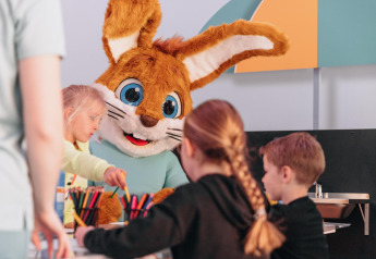 Des enfants font des activités créatives avec une mascotte lapin au Forest Park 't Wolfsven 13, Pays-Bas.