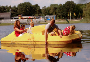 Une famille profite d’un pédalo jaune sur le lac du Forest Park 't Wolfsven 13 aux Pays-Bas.