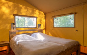 Chambre confortable dans une tente safari au Holiday Park «Klein Vink 21» aux Pays-Bas, deux lits simples.