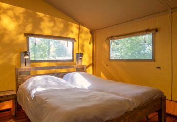 Chambre confortable dans une tente safari au Holiday Park «Klein Vink 21» aux Pays-Bas, deux lits simples.