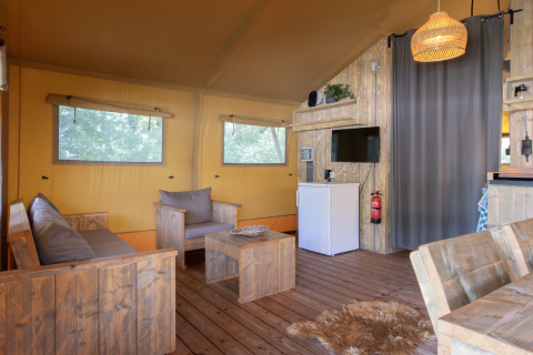 Indretningen af en safari teltferiebolig i Holiday Park Klein Vink 21, Nederlandene med træmøbler.
