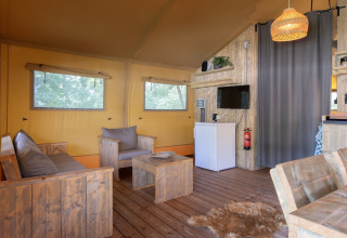 Interieur van een safaritent op Holiday Park Klein Vink 21 in Nederland met houten inrichting.