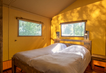 Vue intérieure d'une tente safari au Holiday Park Klein Vink 21 avec deux lits aux Pays-Bas.