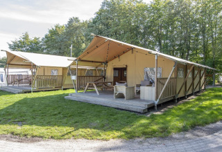Safari-Zelt im Ferienpark Klein Vink 21 in den Niederlanden mit Holzterrasse und Gartenmöbeln.