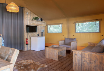 Interior de una tienda safari en Holiday Park Klein Vink 21, con muebles rústicos y ambiente acogedor.