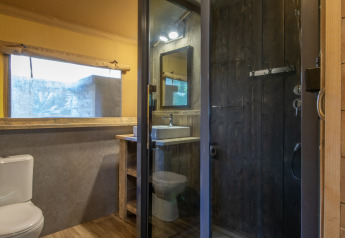 Baño en tienda safari del Holiday Park «Klein Vink 21» en Países Bajos, con interior moderno de madera.
