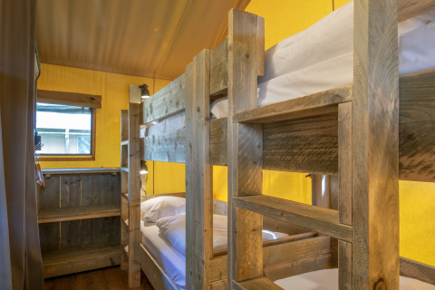 Holz-Etagenbetten in einem gemütlichen Schlafzimmer des Safarizeltes Holiday Park Klein Vink 20, Niederlande.