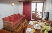 Stue i en safari-telt ved Holiday Park Klein Vink 19, med sofa, spisebord og balkon i Holland.