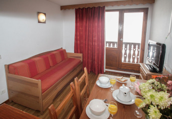 Stue i en safari-telt ved Holiday Park Klein Vink 19, med sofa, spisebord og balkon i Holland.