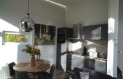 Intérieur moderne et lumineux de tiny house au Holiday Park De Rimboe & De Woeste Hoogte 41, Pays-Bas.