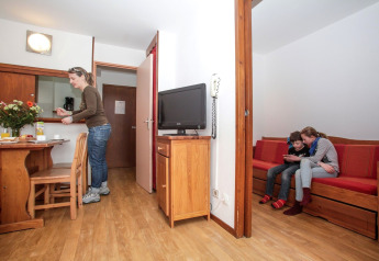 Familie slapper af i stueområdet i en safari teltferiebolig på Holiday Park «Klein Vink 19», Holland.