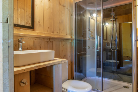 Bathroom in a safari tent at Holiday Park Klein Vink 19 in the Netherlands with wooden walls and shower.