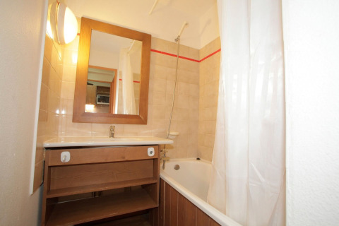 Bagno in una tenda safari al Holiday Park «Klein Vink 19» nei Paesi Bassi con vasca e specchio in vista.