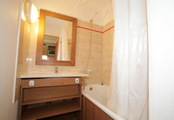 Bathroom in a safari tent at Holiday Park «Klein Vink 19» in the Netherlands, showing tub and mirror.