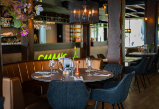 Interno di ristorante moderno presso Holiday Park De Rimboe & De Woeste Hoogte 41 nei Paesi Bassi, tavolo pronto.