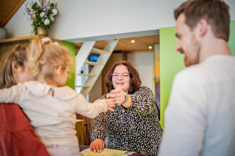 Familie checkt in einem Tiny House im Ferienpark De Rimboe & De Woeste Hoogte 41 in den Niederlanden ein.