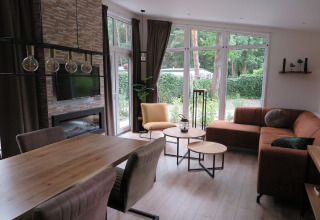 Moderne lodge i Holiday Park De Rimboe & De Woeste Hoogte med store vinduer og hyggelig indretning i Holland.