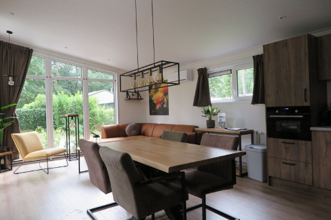 Moderne stue og køkkenområde i en lodge på Holiday Park De Rimboe & De Woeste Hoogte 25 i Holland