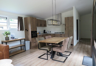 Cuisine et salle à manger modernes dans un lodge du Holiday Park De Rimboe & De Woeste Hoogte, Pays-Bas.